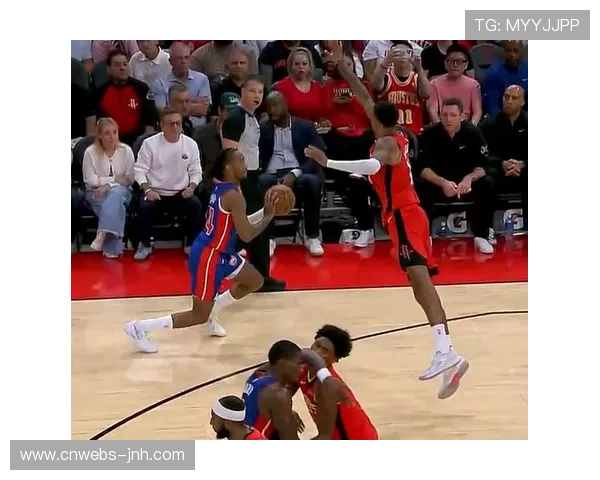 活塞球员杜伦肘击火箭阿门被判恶意犯规直接驱逐出场