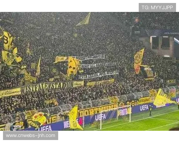 球迷看台泼啤酒庆祝，国家德比激情四射