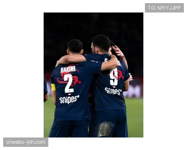 王嘉尔个人品牌TEAMWANGdesign与巴黎圣日耳曼联名，球员全员上身新球衣